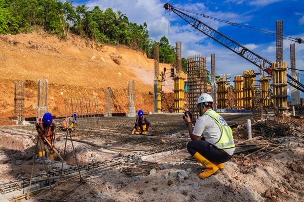 Pemahaman Izin Usaha Jasa Konstruksi (IUJK) para pekerja jasa konstruksi sedang membuat pondasi