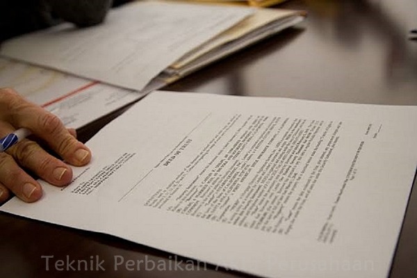 pemilik saham sedang melakukan perbaikan akta perusahaan