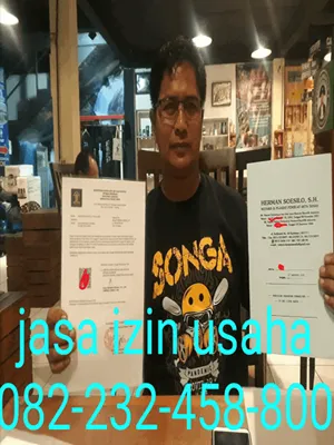 pemilik lembaga pendidikan non usaha berfoto dengan legalitasnya