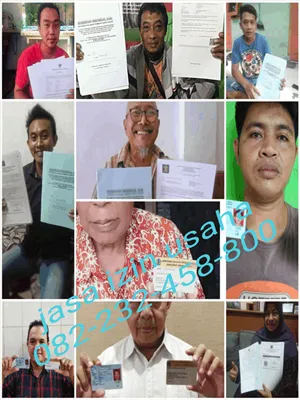 kumpulan klien jasa jatim yang sedang berfoto dengan memegang legalitas usahanya